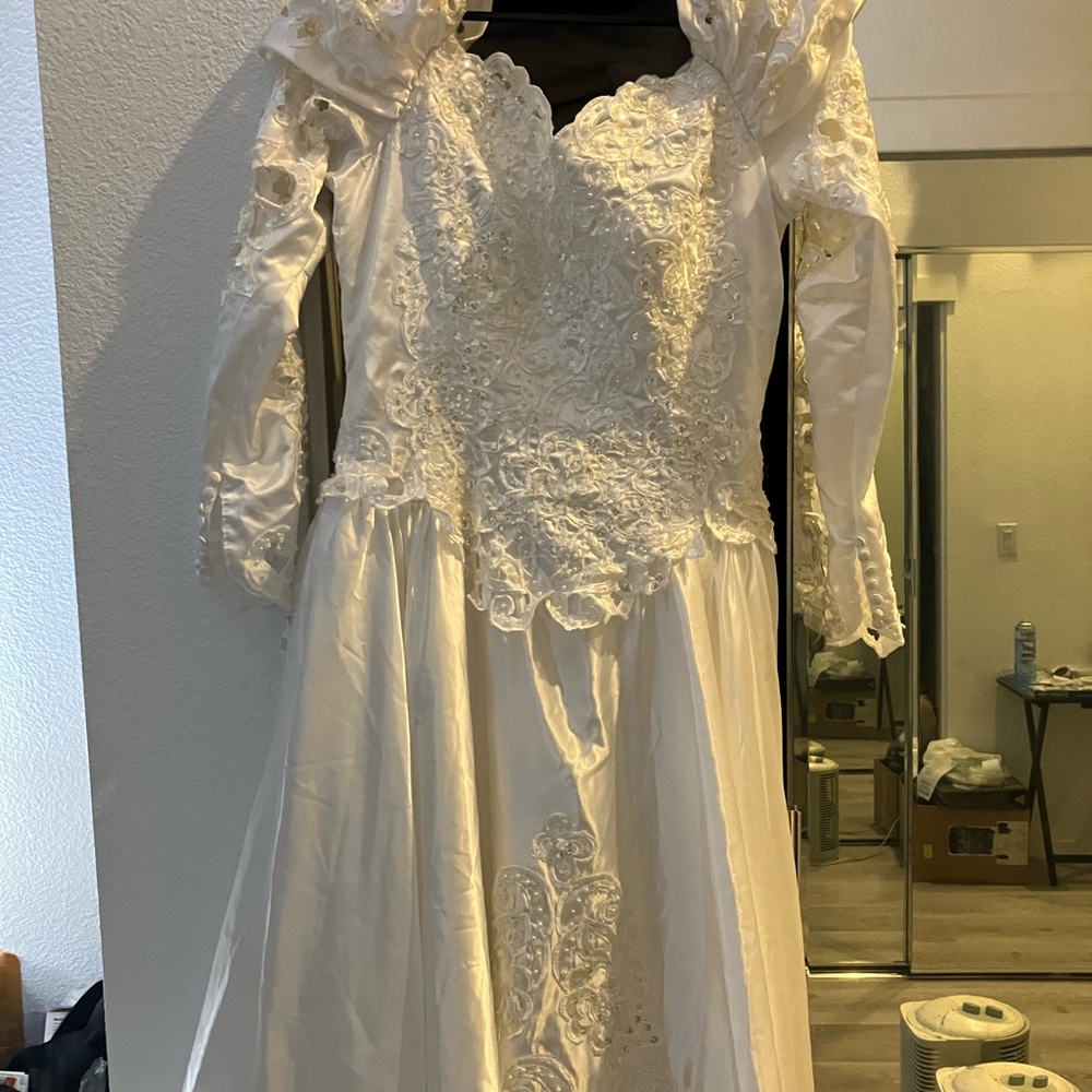 Demetrios White Lace Wedding Dress from 80’s. Med-sleeve very long train 9 feet.